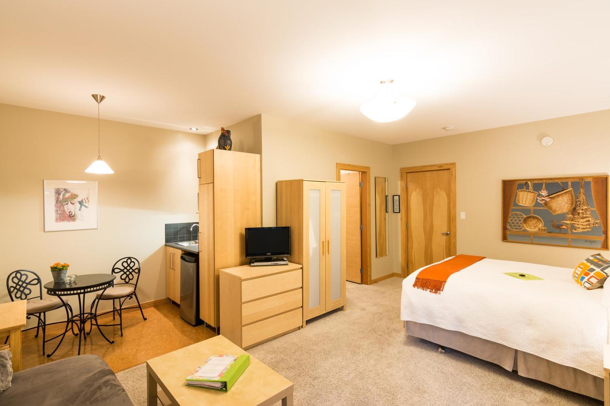 Cormier'S Studio Guest Suites Пентиктон Экстерьер фото