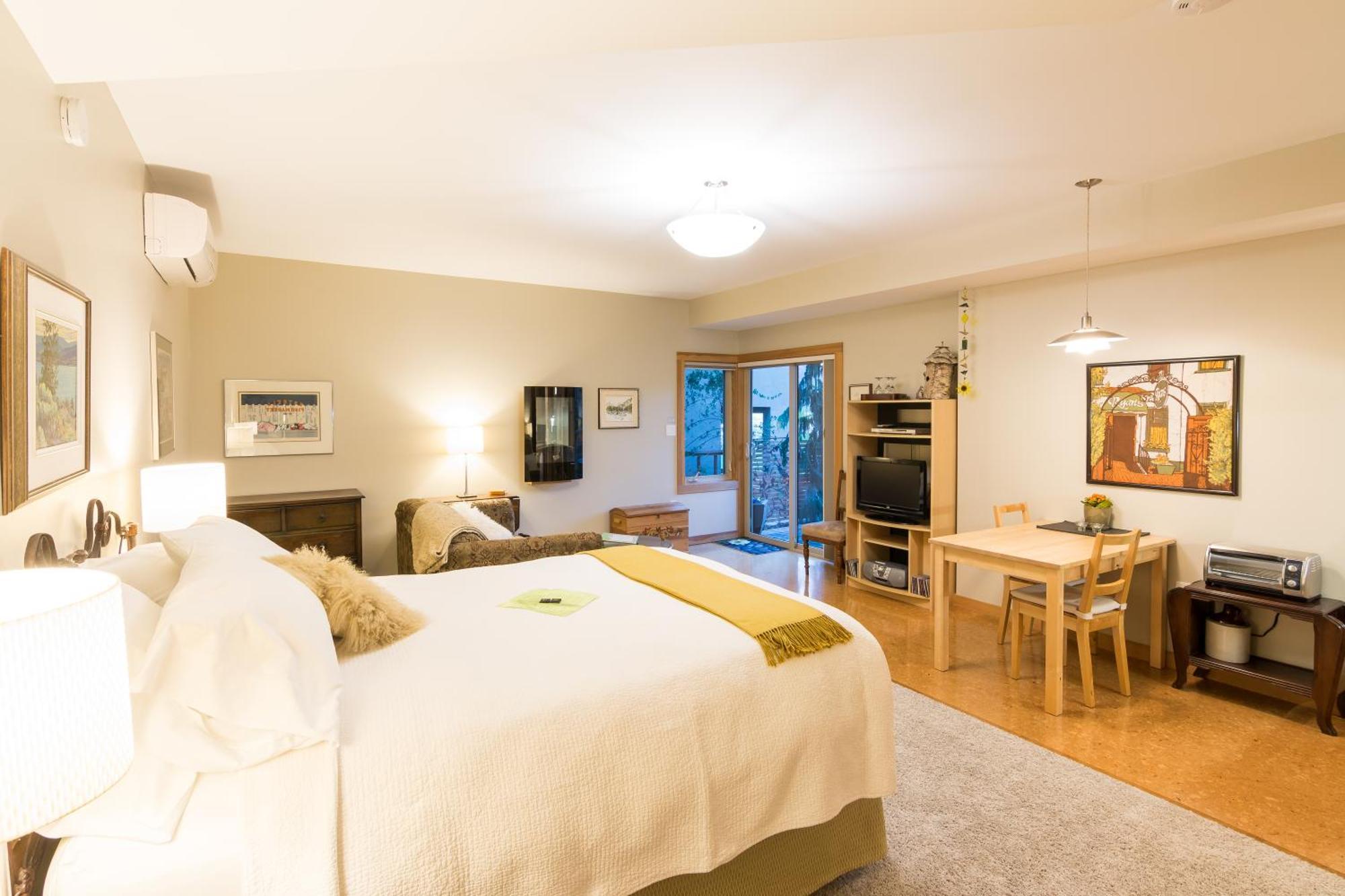 Cormier'S Studio Guest Suites Пентиктон Экстерьер фото