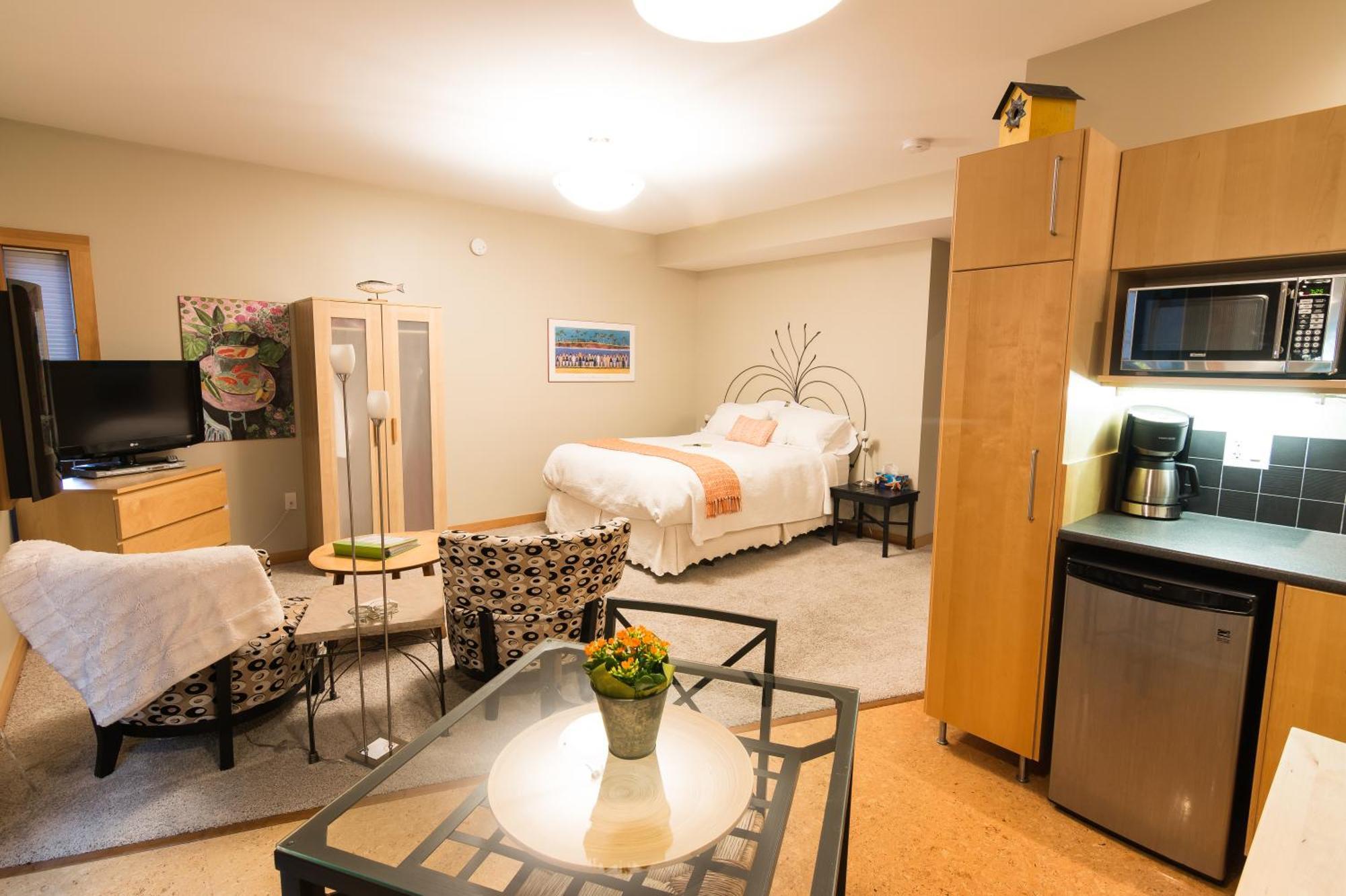Cormier'S Studio Guest Suites Пентиктон Экстерьер фото