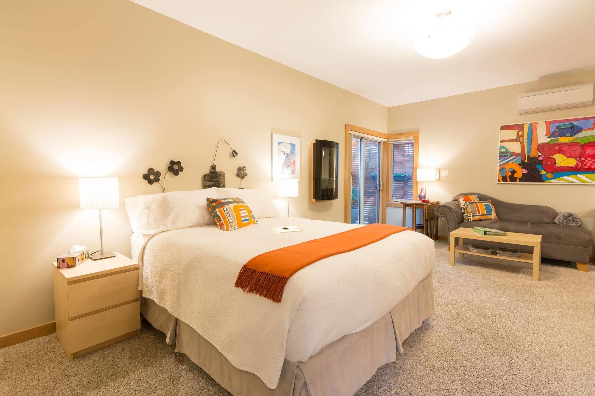 Cormier'S Studio Guest Suites Пентиктон Экстерьер фото